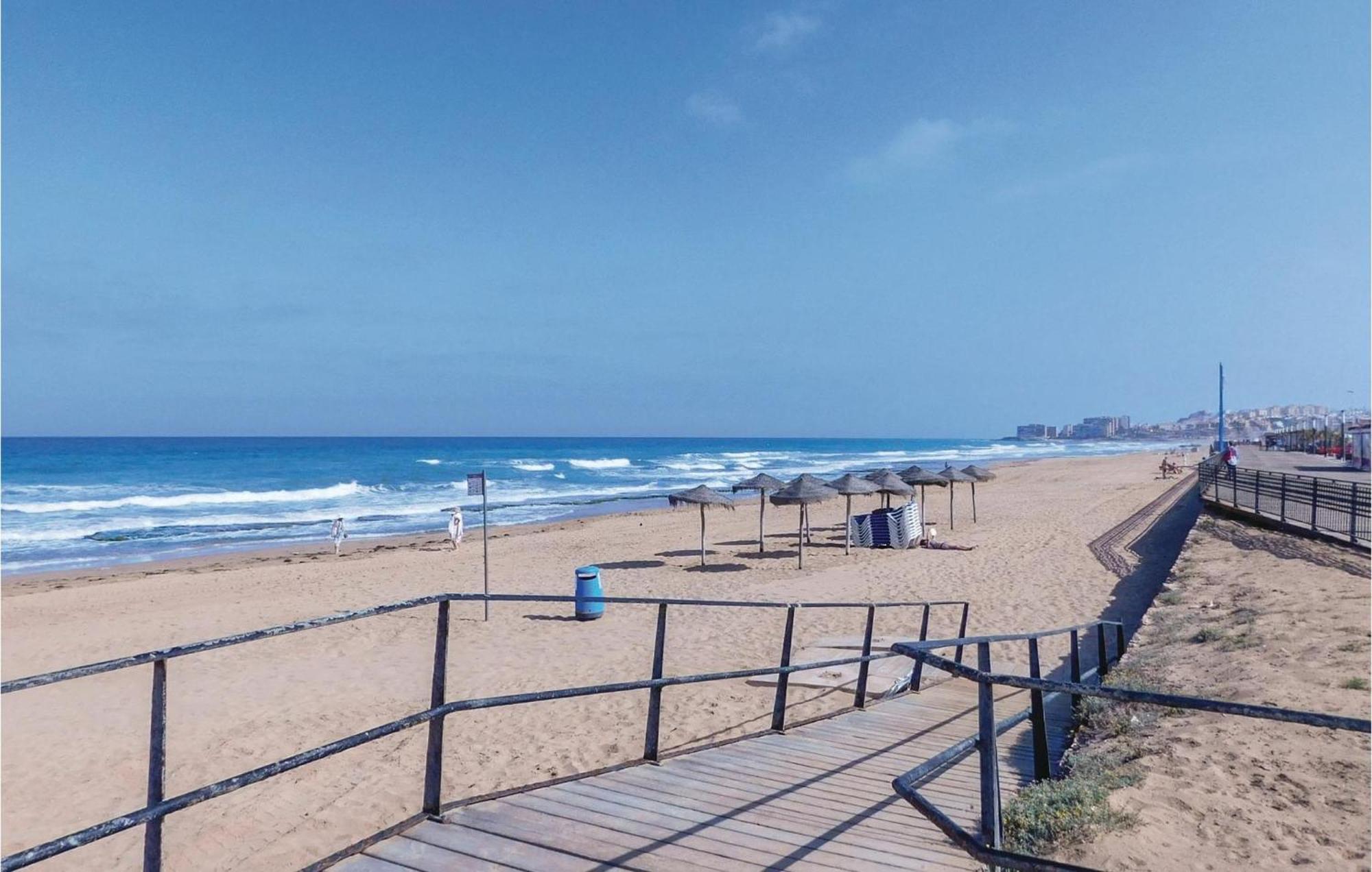 Cozy Apartment In Torrevieja-La Mata With Kitchen Eksteriør billede